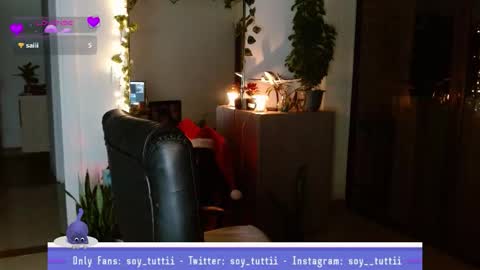 Snapshot of sweet_bluee chatting on 21, 12, 2025 Tutti online show from 21, 12, 2025