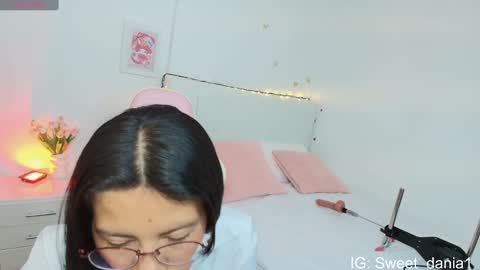 sweet_dania_ online show from 18, 9, 2025