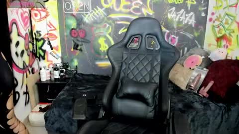 Snapshot of sweet_joint_girl chatting on 25, 5, 2026 Dahnna online show from 25, 5, 2026
