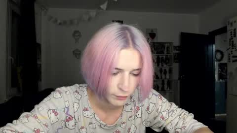 Snapshot of sweet_peach__ chatting on 23, 10, 2025 kira online show from 23, 10, 2025