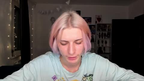 Snapshot of sweet_peach__ chatting on 5, 11, 2025 kira online show from 5, 11, 2025