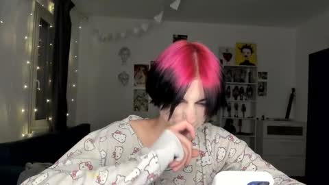 Snapshot of sweet_peach__ chatting on 15, 11, 2025 kira online show from 15, 11, 2025