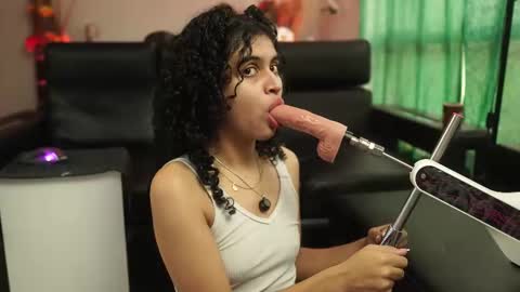 Salom independent model online show from 28, 11, 2025