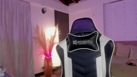 Cat independent model  online show from 25, 2, 2025