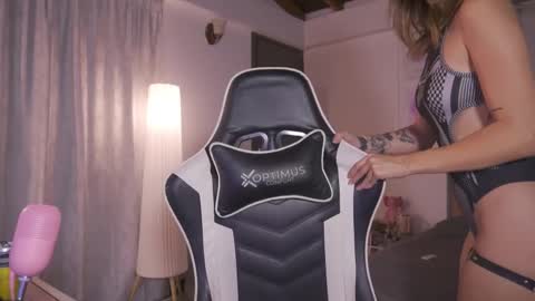 Cat independent model  online show from 25, 9, 2025