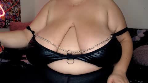 Snapshot of sweettm chatting on 4, 11, 2025 Maya online show from 4, 11, 2025