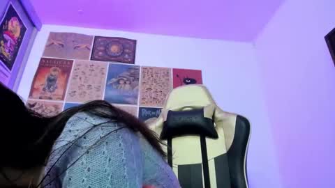 Snapshot of tara_hs chatting on 4, 1, 2025 online show from 4, 1, 2025