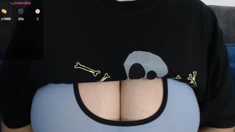 Snapshot of tarrant_ chatting on 5, 1, 2025 tarrant_ online show from 5, 1, 2025