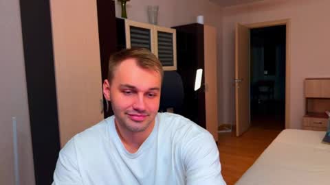 My shows 2100500 UTC3 online show from 10, 4, 2026