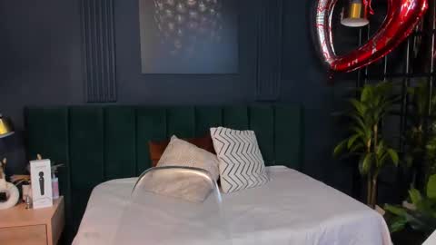 Taylor Bennet online show from 2, 3, 2025