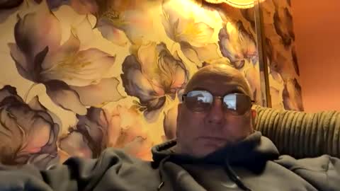 Snapshot of tebb61 chatting on 16, 10, 2025 Mark online show from 16, 10, 2025