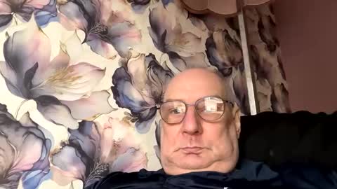 Snapshot of tebb61 chatting on 4, 11, 2025 Mark online show from 4, 11, 2025