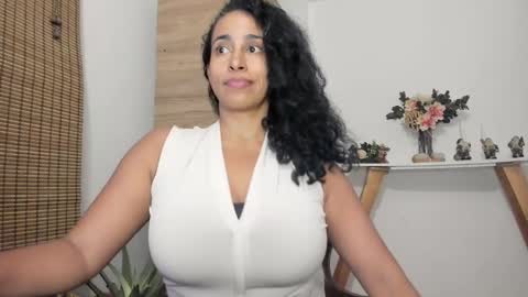 Snapshot of thali_gomex chatting on 4, 1, 2025 Thalia Gomex online show from 4, 1, 2025