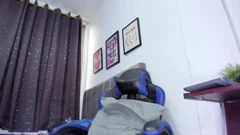 Snapshot of the_skinnyguys chatting on 4, 11, 2025 the_skinnyguys online show from 4, 11, 2025