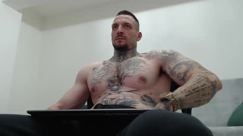 Snapshot of thebestmuscles chatting on 31, 5, 2026 John online show from 31, 5, 2026
