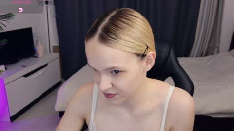 Snapshot of thehousemaid1 chatting on 17, 5, 2026 Lily online show from 17, 5, 2026