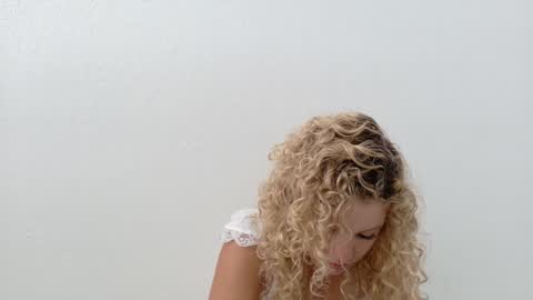 Snapshot of theislandgirl chatting on 28, 5, 2026 Lily Marie online show from 28, 5, 2026