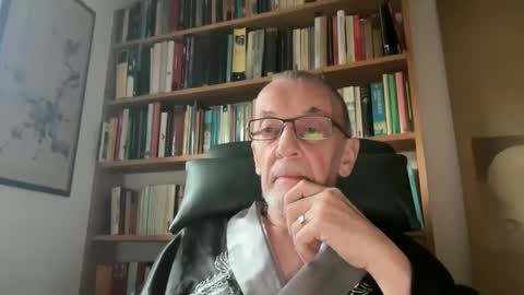 Snapshot of theowlandthe chatting on 25, 12, 2024 theowlandthe online show from 25, 12, 2024