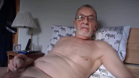 Snapshot of theowlandthe chatting on 25, 2, 2025 theowlandthe online show from 25, 2, 2025