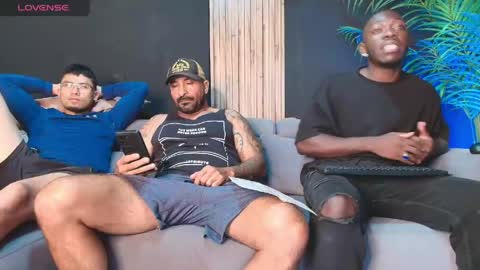 Snapshot of thestraightroom chatting on 5, 5, 2026 thestraightroom online show from 5, 5, 2026