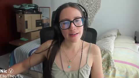Snapshot of thetropicalseduction chatting on 6, 7, 2026 Nicole online show from 6, 7, 2026