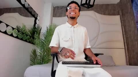 ThiagoFerreti online show from 17, 10, 2025