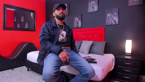 Thia Gomez online show from 10, 11, 2025