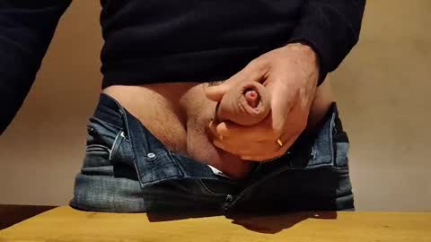 Snapshot of thickrum chatting on 5, 3, 2025 Thickru online show from 5, 3, 2025