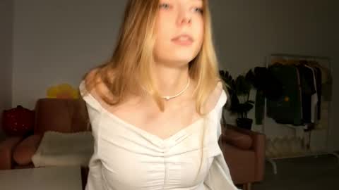 Snapshot of thisisamelia chatting on 9, 3, 2025 Amelia shows on mondays fridays and sundays if anything changes im giving updates on my fansly online show from 9, 3, 2025