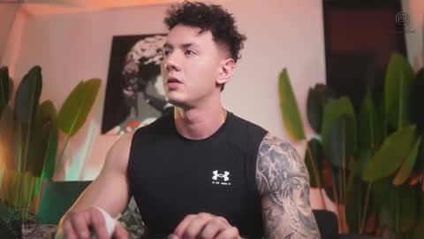 Snapshot of thomas_falcon1 chatting on 25, 11, 2025 Thomas Falcon online show from 25, 11, 2025