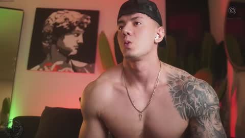 Snapshot of thomas_falcon1 chatting on 19, 12, 2025 Thomas Falcon online show from 19, 12, 2025