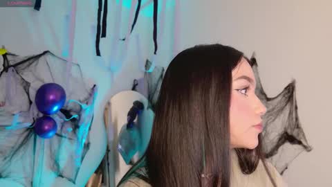 Tiana Le online show from 30, 10, 2025