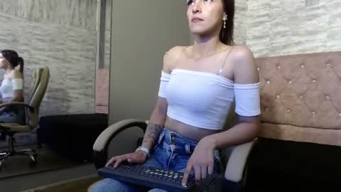 Snapshot of tiffany_red6 chatting on 19, 6, 2026 Tifanny online show from 19, 6, 2026