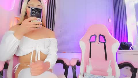 Hallie And Annie online show from 19, 4, 2026