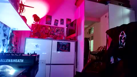 Snapshot of timsfeet chatting on 23, 12, 2025 m0rty Kitty online show from 23, 12, 2025