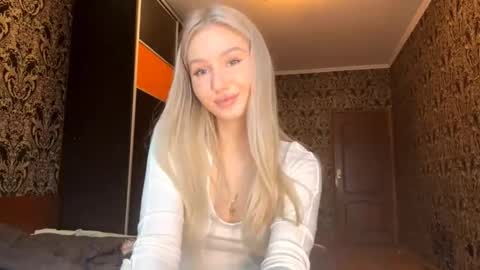 Snapshot of tinavaleri chatting on 3, 11, 2025 Crystalia online show from 3, 11, 2025