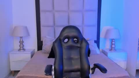 Thomm  Independent Model online show from 14, 2, 2026