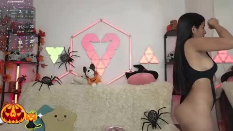 Snapshot of tiny_vixen_ chatting on 15, 10, 2025 tiny_vixen_ online show from 15, 10, 2025