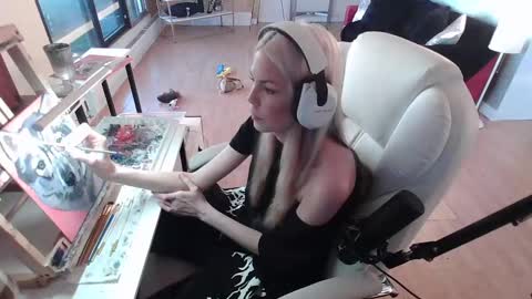 stage Kylie Sinner  brand CLITBAIT online show from 7, 2, 2025