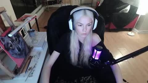 stage Kylie Sinner  brand CLITBAIT online show from 8, 2, 2025