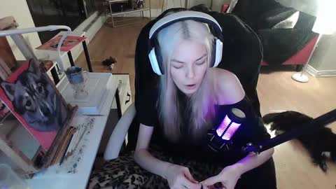 stage Kylie Sinner  brand CLITBAIT online show from 8, 2, 2025