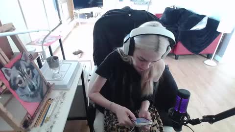 stage Kylie Sinner  brand CLITBAIT online show from 8, 2, 2025