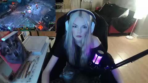 stage Kylie Sinner  brand CLITBAIT online show from 9, 2, 2025