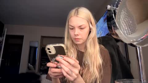 stage Kylie Sinner  brand CLITBAIT online show from 13, 2, 2025