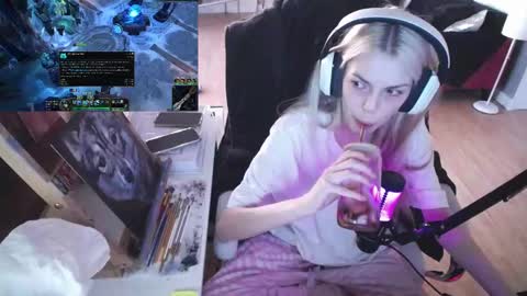 stage Kylie Sinner  brand CLITBAIT online show from 22, 2, 2025