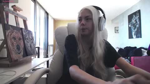 stage Kylie Sinner  brand CLITBAIT online show from 21, 9, 2025