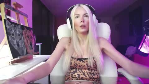 stage Kylie Sinner  brand CLITBAIT online show from 2, 10, 2025