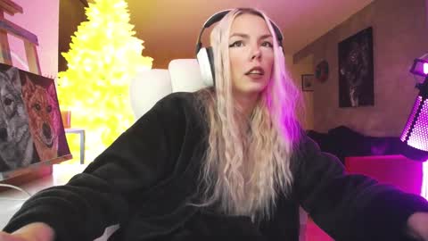 stage Kylie Sinner  brand CLITBAIT online show from 13, 11, 2025