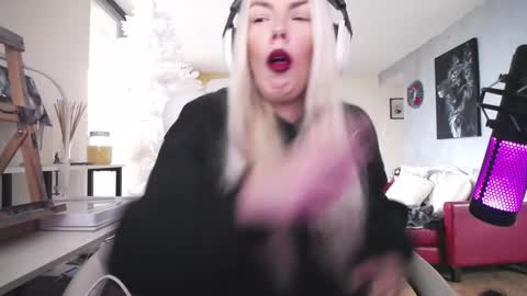 stage Kylie Sinner  brand CLITBAIT online show from 4, 12, 2025