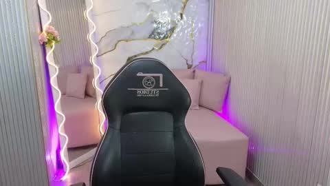 Tiphanyy  online show from 18, 2, 2026